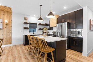 Fridge, microwave, oven, stovetop - Lakefront Retreat w/ Hot Tub & Stunning Views (Hollister)