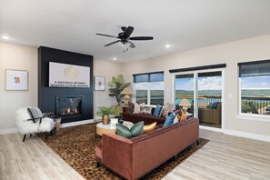 Een smart-tv, een open haard, videogames en een tafeltennistafel