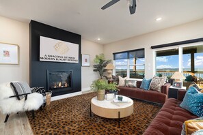Smart-TV, Kamin, Videospiele, Tischtennisplatte