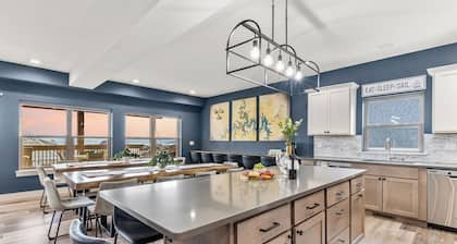 Indoor-Outdoor Pools!Lake Views! Fire Pit/Hot Tub!