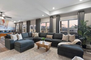 Smart TV, chimenea, reproductor de DVD y futbolito 