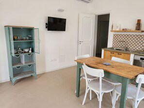 Kühlschrank, Mikrowelle, Geschirrspüler, Kochgeschirr/Geschirr/Besteck