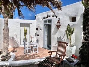 Outdoor dining - Casita Aloe in Uga by Interhome (Casas de las Hoyas)