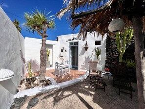 Outdoor dining - Casita Aloe in Uga by Interhome (Casas de las Hoyas)