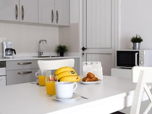 Fridge, microwave, oven, cookware/dishes/utensils - Apartamento con terraza by Interhome (Puerto del Carmen)