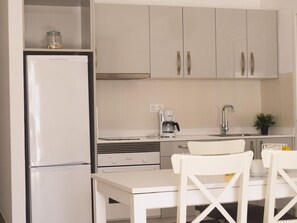 Fridge, microwave, oven, cookware/dishes/utensils - Apartamento con terraza by Interhome (Puerto del Carmen)