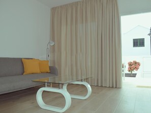 TV - Apartamento con terraza by Interhome (Puerto del Carmen)