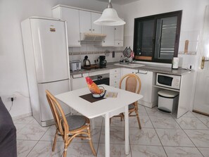 Fridge, microwave, oven, cookware/dishes/utensils - Casa Del Sol Rio by Interhome (Costa Calma)