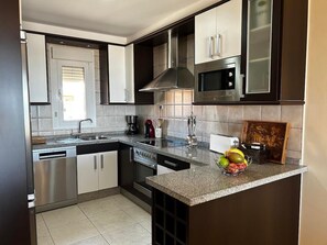 Refrigerador, microondas, horno y lavavajillas 