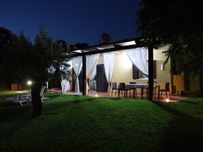 Outdoor dining - Villa im Grünen mit Schwimmbad und Meerblick by Interhome (Capo Vaticano)