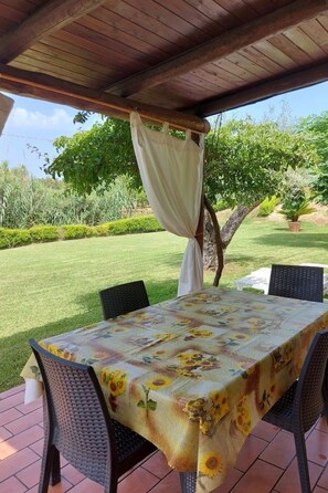 Outdoor dining - Villa im Grünen mit Schwimmbad, in der Nähe des Meeres by Interhome (Capo Vaticano)