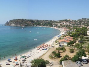 Beach - Zweizimmerwohnungen direkt am Meer by Interhome (Capo Vaticano)