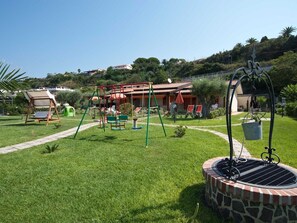 Children’s area - Zweizimmerwohnungen direkt am Meer by Interhome (Capo Vaticano)