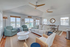 Living area - Charming Beach Cottage - Canal-front + Private Dock & Only Steps away to beach (Topsail Beach)
