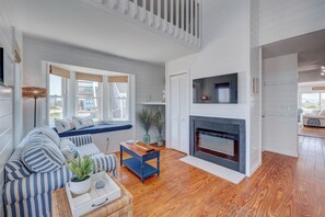 Living area - Charming Beach Cottage - Canal-front + Private Dock & Only Steps away to beach (Topsail Beach)