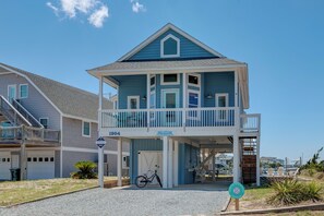 Exterior - Charming Beach Cottage - Canal-front + Private Dock & Only Steps away to beach (Topsail Beach)