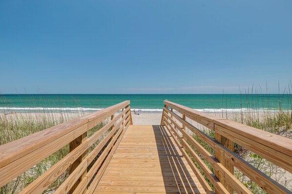 Beach - Charming Beach Cottage - Canal-front + Private Dock & Only Steps away to beach (Topsail Beach)