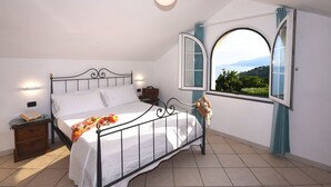 Room - Traumvilla mit Panoramapool by Interhome (Vibonati)