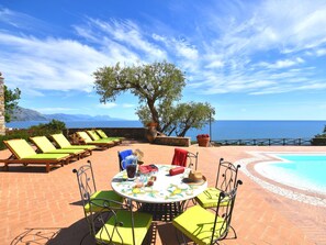 Outdoor dining - Traumvilla mit Panoramapool by Interhome (Vibonati)