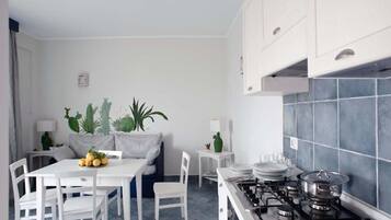 Kühlschrank, Ofen, Kochgeschirr/Geschirr/Besteck