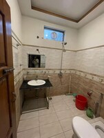 Deluxe Double Room, Mountain View | Bathroom