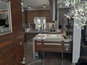 Kühlschrank, Mikrowelle, Ofen, Geschirrspüler