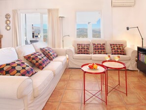 TV, fireplace - Casa Kambo by Interhome (Comares)