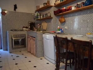 Jääkaappi, uuni, keittoastiat/astiat/ruokailuvälineet