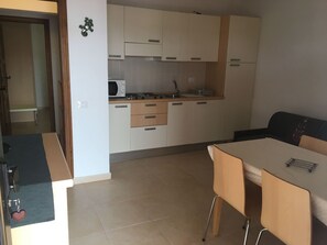 Kühlschrank, Mikrowelle, Kochgeschirr/Geschirr/Besteck