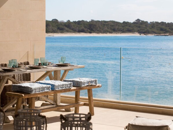 Outdoor dining - Luxuswohnung direkt am Strand by Interhome (Colònia St Jordi)