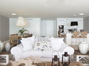 TV - Luxuswohnung direkt am Strand by Interhome (Colònia St Jordi)