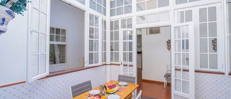 屋外ダイニングエリア