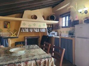 Fridge, microwave, oven, cookware/dishes/utensils - Schöne Ferienwohnung in Iznájar mit Garten, Terrasse und Grill by Interhome (Fuentes de Cesna)