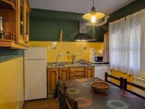 Refrigerador, microondas, lavavajillas y utensilios de cocina 