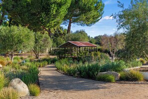 Property grounds - Retreat - sleeps 6 with Pool & Spa! 1 Mile to L.O. (Los Olivos)