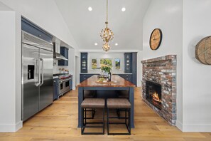 Fridge, microwave, oven, stovetop - Retreat - sleeps 6 with Pool & Spa! 1 Mile to L.O. (Los Olivos)