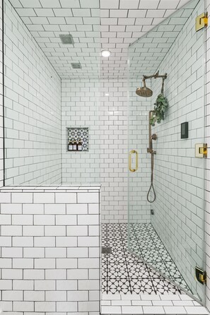 Shower, towels - Retreat - sleeps 6 with Pool & Spa! 1 Mile to L.O. (Los Olivos)
