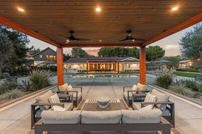 Retreat - sleeps 6 with Pool & Spa! 1 Mile to L.O.