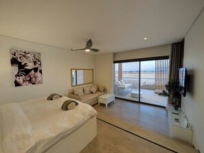 Tabla de planchar con plancha, wifi y ropa de cama