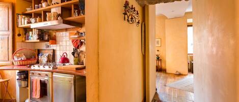 Réfrigérateur, un four, lave-vaisselle, vaisselle et ustensiles