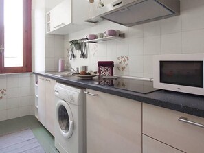 Fridge, microwave, cookware/dishes/utensils - Moderne Ferienwohnung in absolut zentraler Lage in der Nähe des Vatikans by Interhome (Rome)