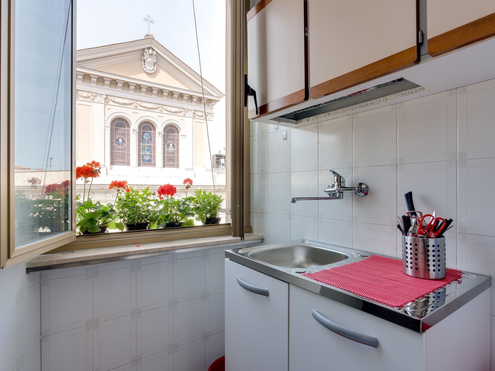 Refrigerador, microondas, horno y utensilios de cocina 