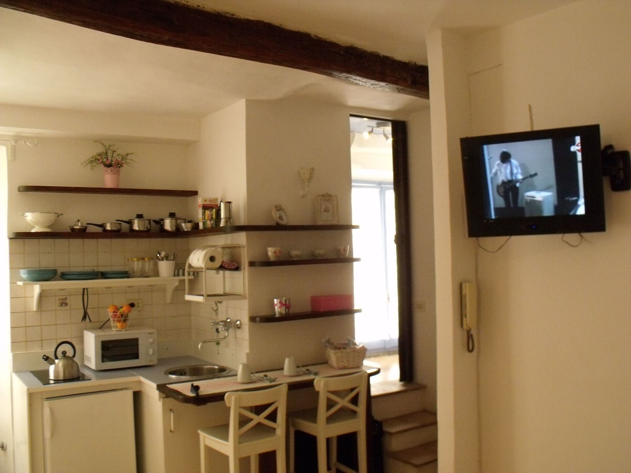 Refrigerador, microondas y utensilios de cocina 