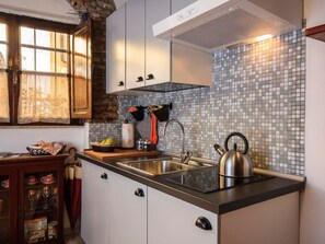 Fridge, cookware/dishes/utensils - Charmantes, komfortables Studio im Herzen von Rom by Interhome (Rome)