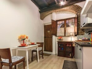 Dining - Charmantes, komfortables Studio im Herzen von Rom by Interhome (Rome)