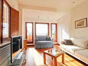 TV - Spanish Steps Rome View by Interhome (Rome)