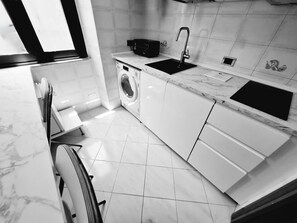 Jääkaappi, astianpesukone, keittoastiat/astiat/ruokailuvälineet