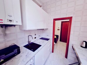 Jääkaappi, astianpesukone, keittoastiat/astiat/ruokailuvälineet