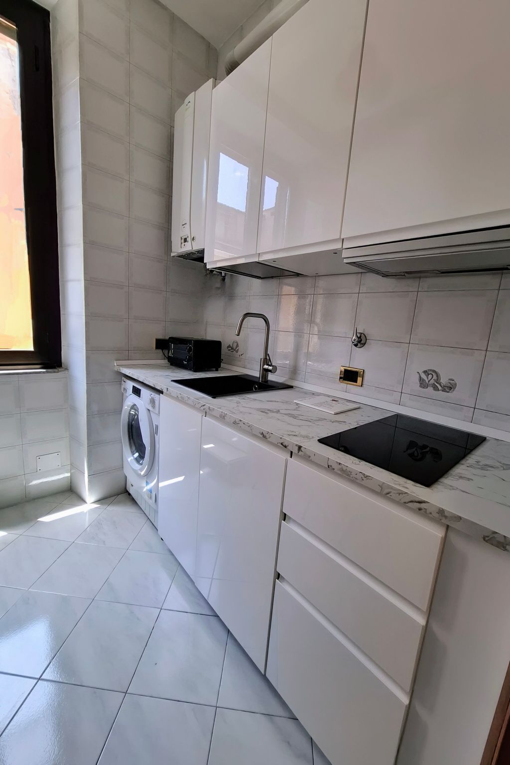 Fridge, dishwasher, cookware/dishes/utensils