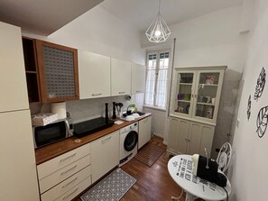 Kühlschrank, Mikrowelle, Kochgeschirr/Geschirr/Besteck